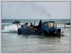 "Шаланды полные" бычка из моря тянет тракторец...